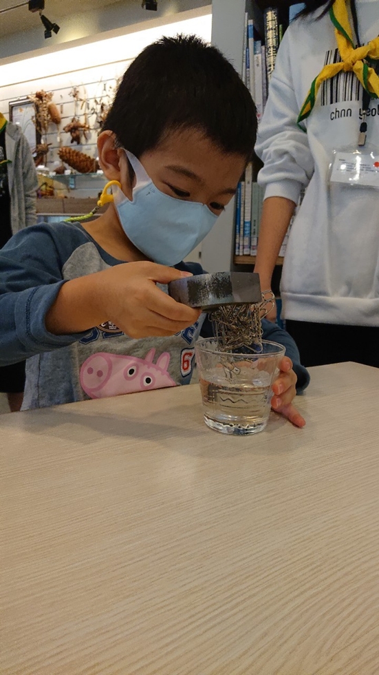 1030幼兒園週間親子科學活動：奇妙的磁鐵-圖片5