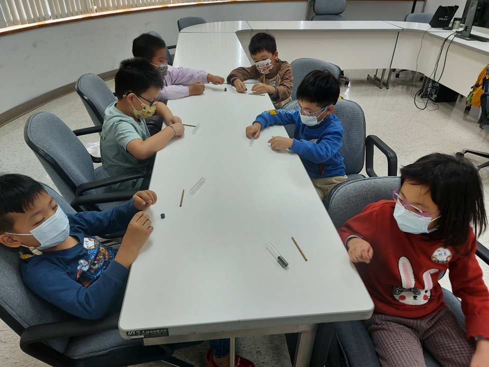 1127幼兒園週間親子科學活動：奇妙的磁鐵-圖片10