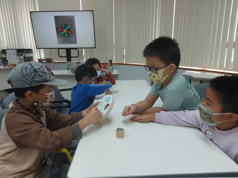 1127幼兒園週間親子科學活動：奇妙的磁鐵-圖片41